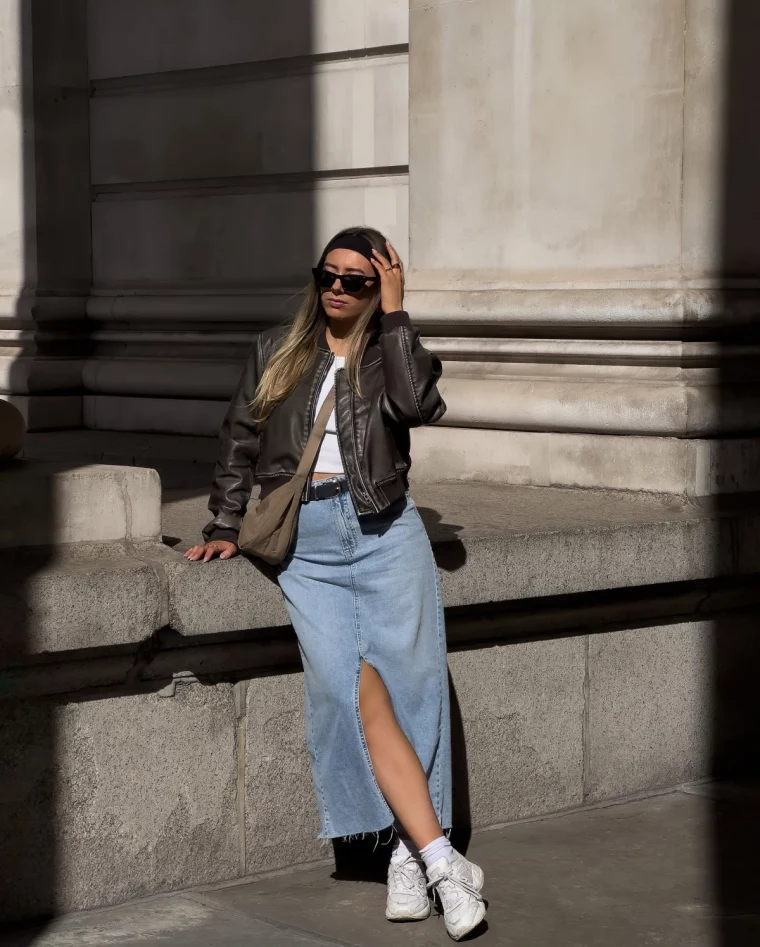 look jupe en jean basket fendue cuir veste top crop blanc