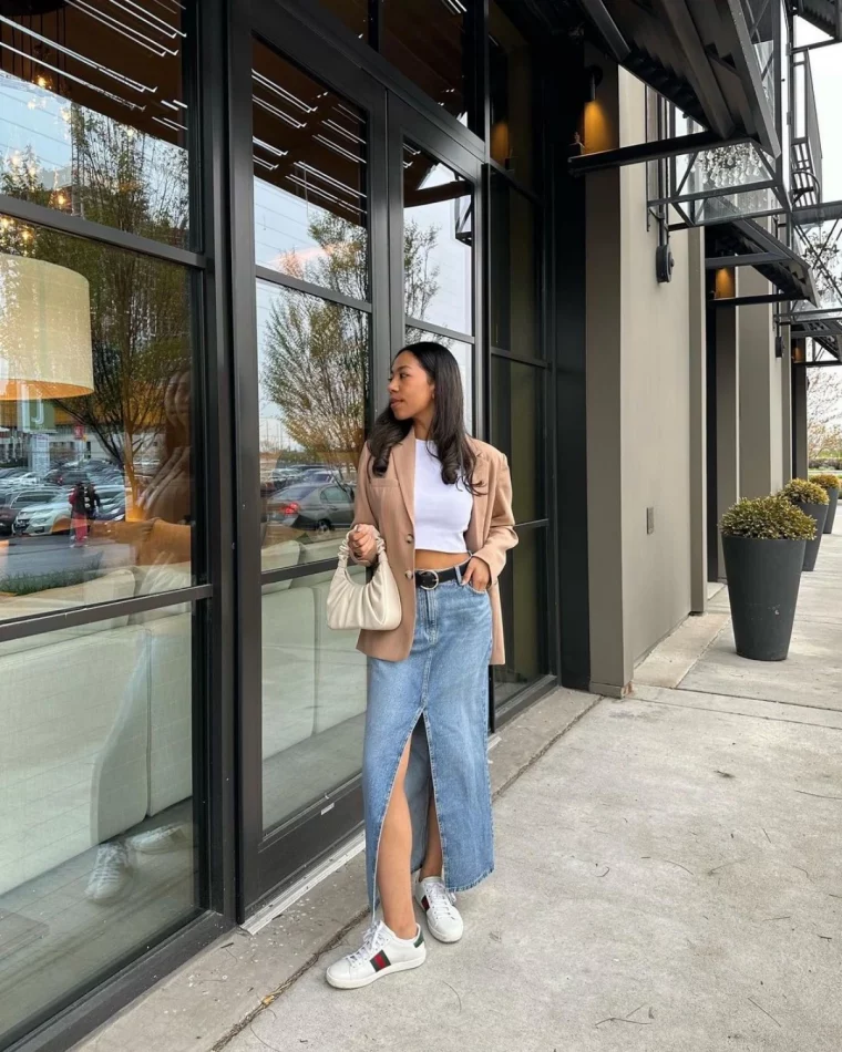 look jupe en jean basket top crop blanc blazer beige sac a main beige