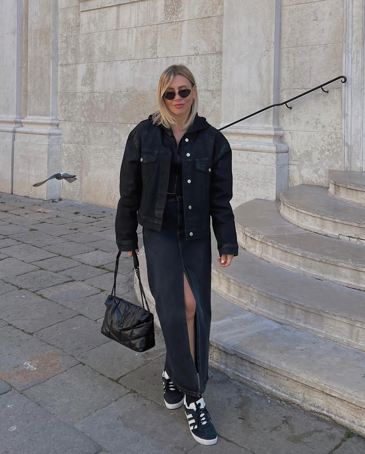 look jupe en jean longue noir total outfit veste jean fonce