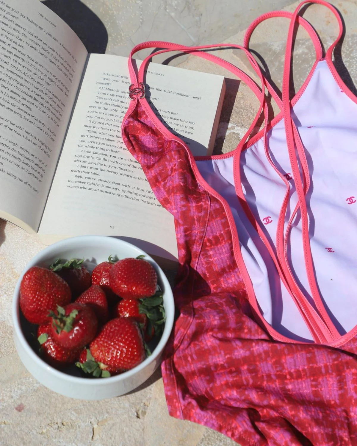 maillot de bain rose fraises et livre vetements de plage femme 60 ans