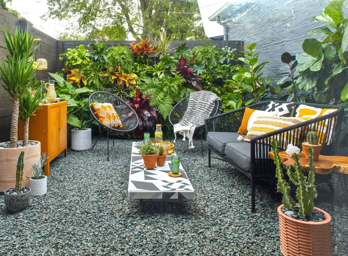 meubles minimaliste canapé et table basse mur vegetal exterieur sur palissade sol revetement gravier