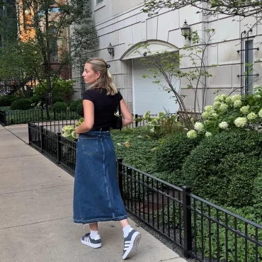 outfit jupe en jean t shirt noir coupe cheveux mi long