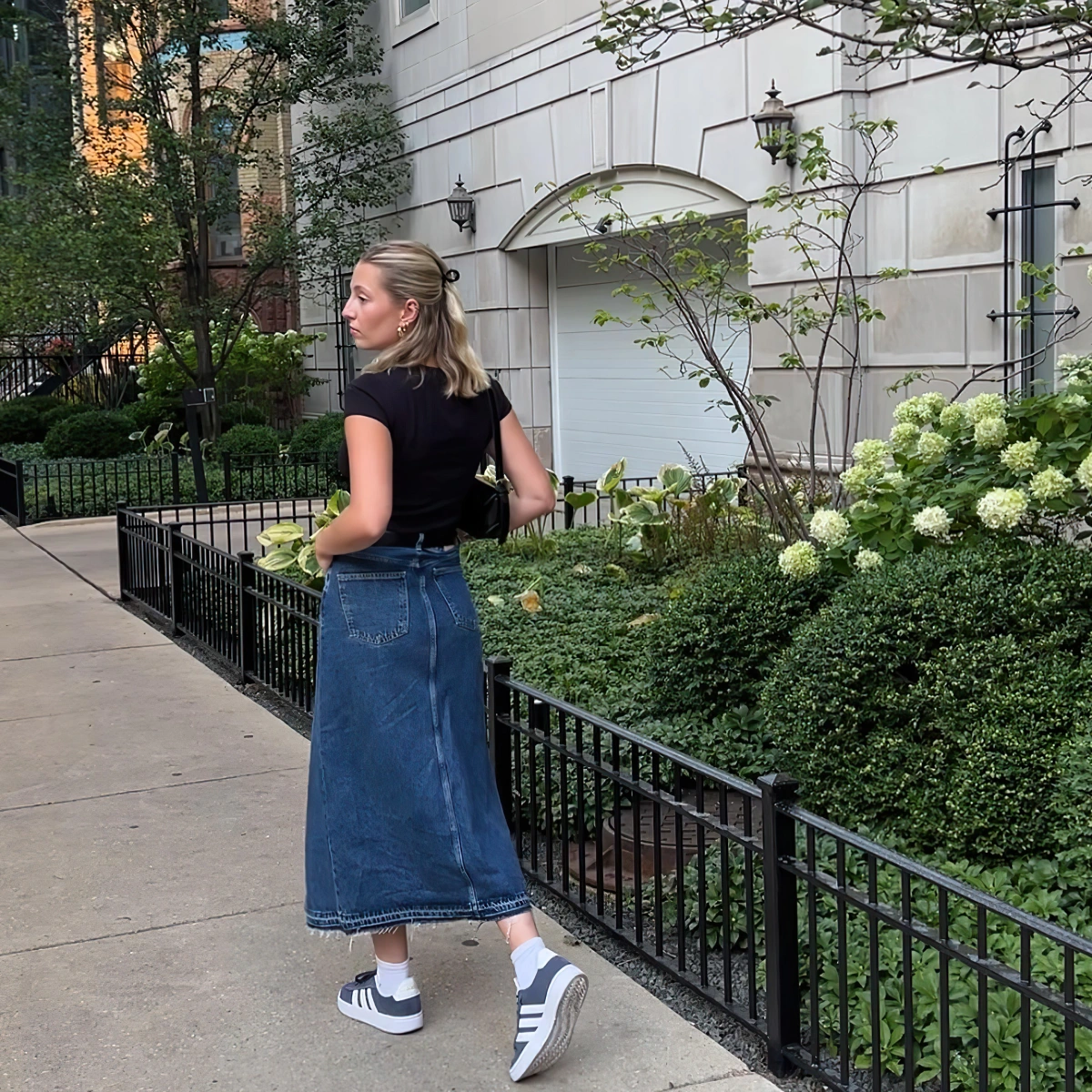 outfit jupe en jean t shirt noir coupe cheveux mi long