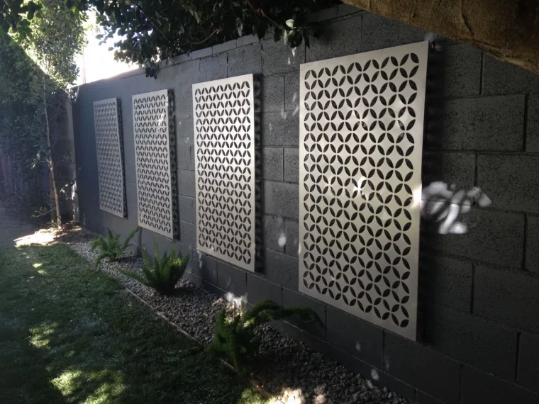 panneaux decoratifs metal cloture noire jardin galets plantes vertes
