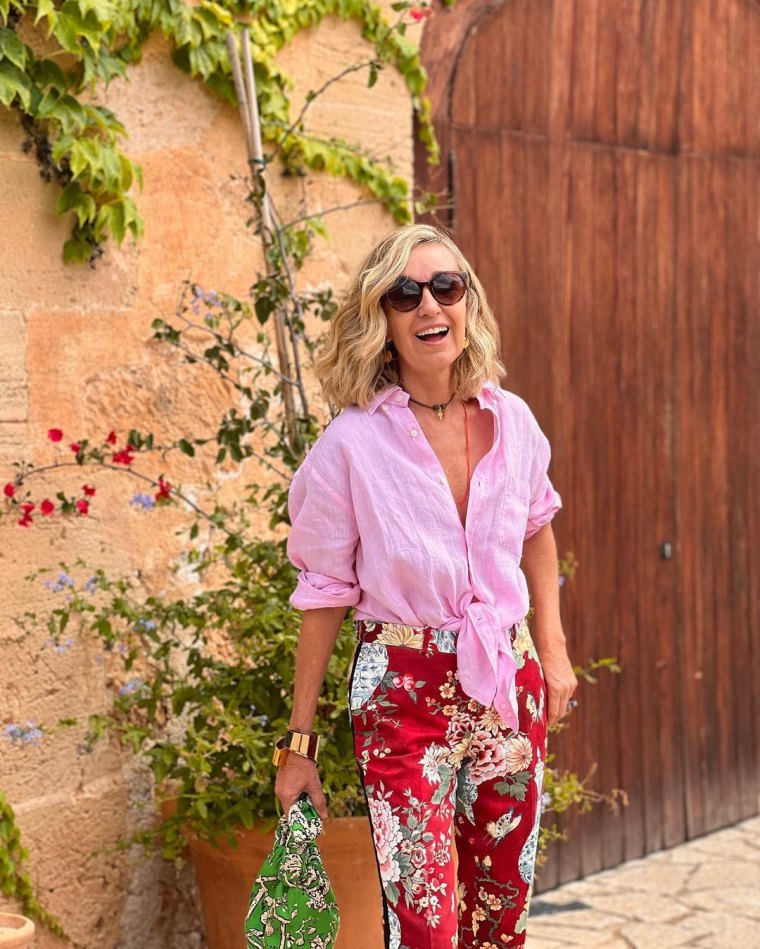 pantalon a fleurs rouges chemiser rose femme blonde rue style boheme mode 50 ans