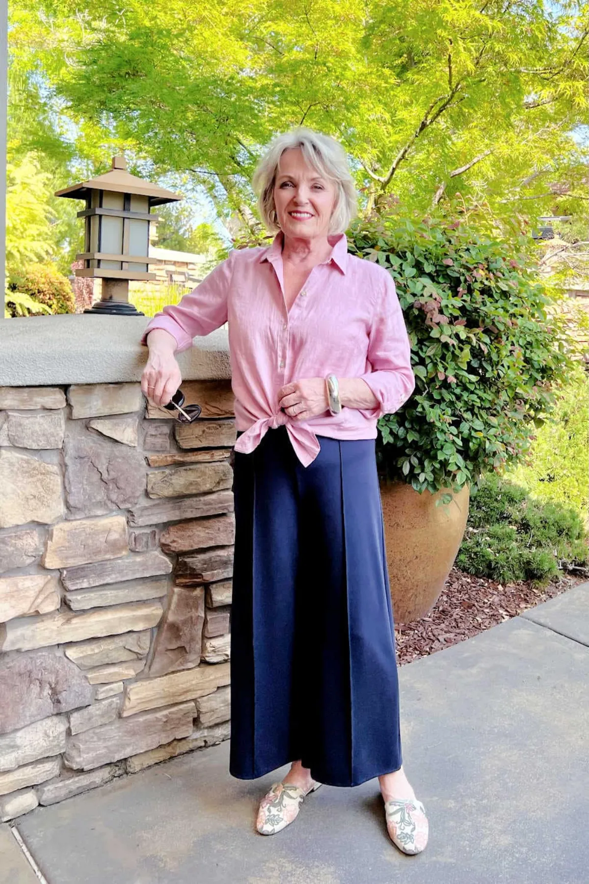 pantalon large pour une femme de 60 ans chemise rose