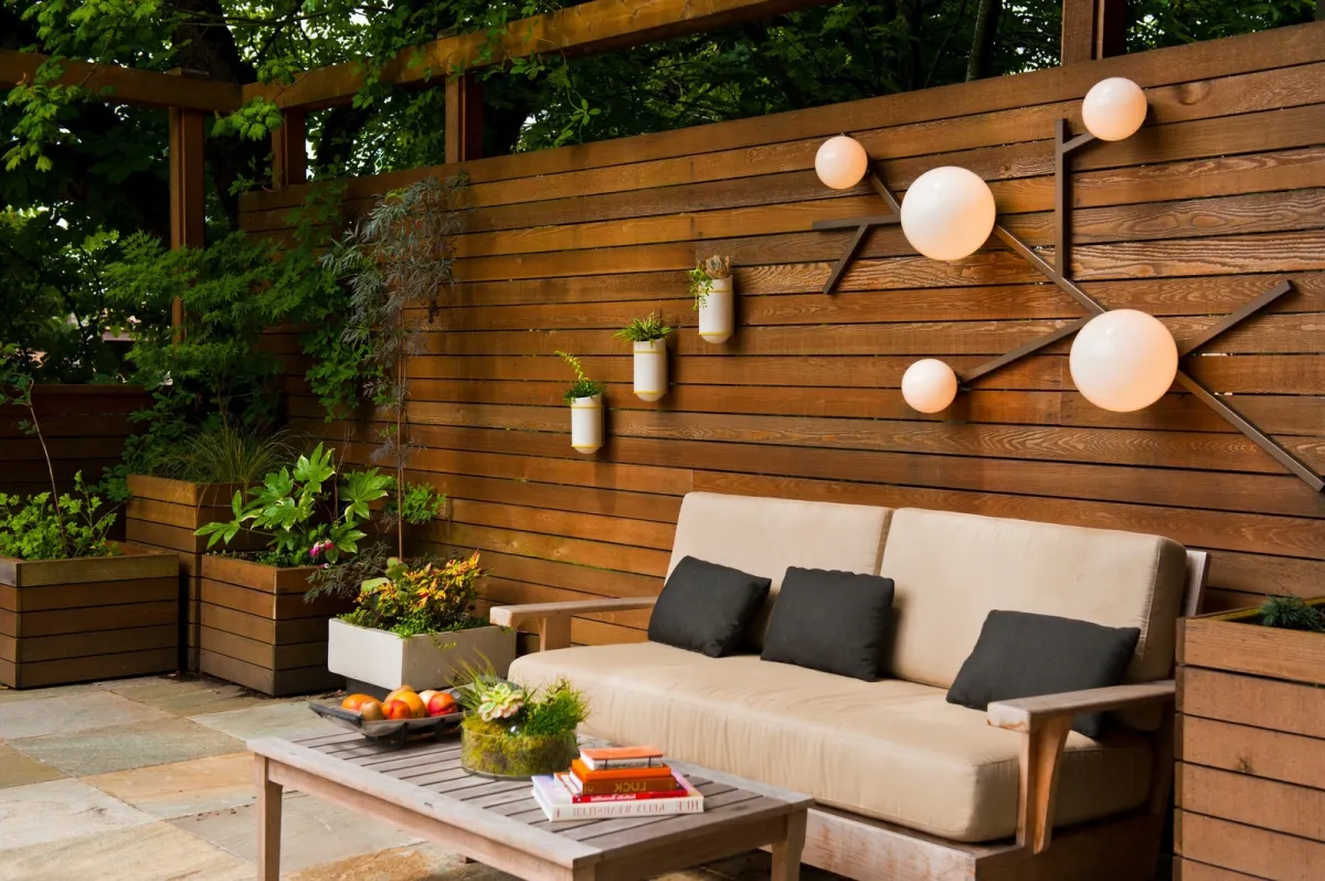 planches bois panneaux pergola plantes vertes comment decorer un mur exterieur jardin