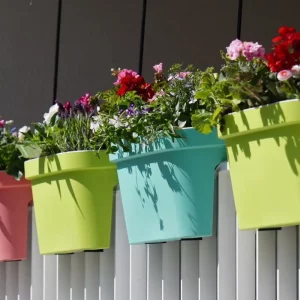 Que planter dans une jardinière balcon ? Les idées star pour végétaliser l'extérieur