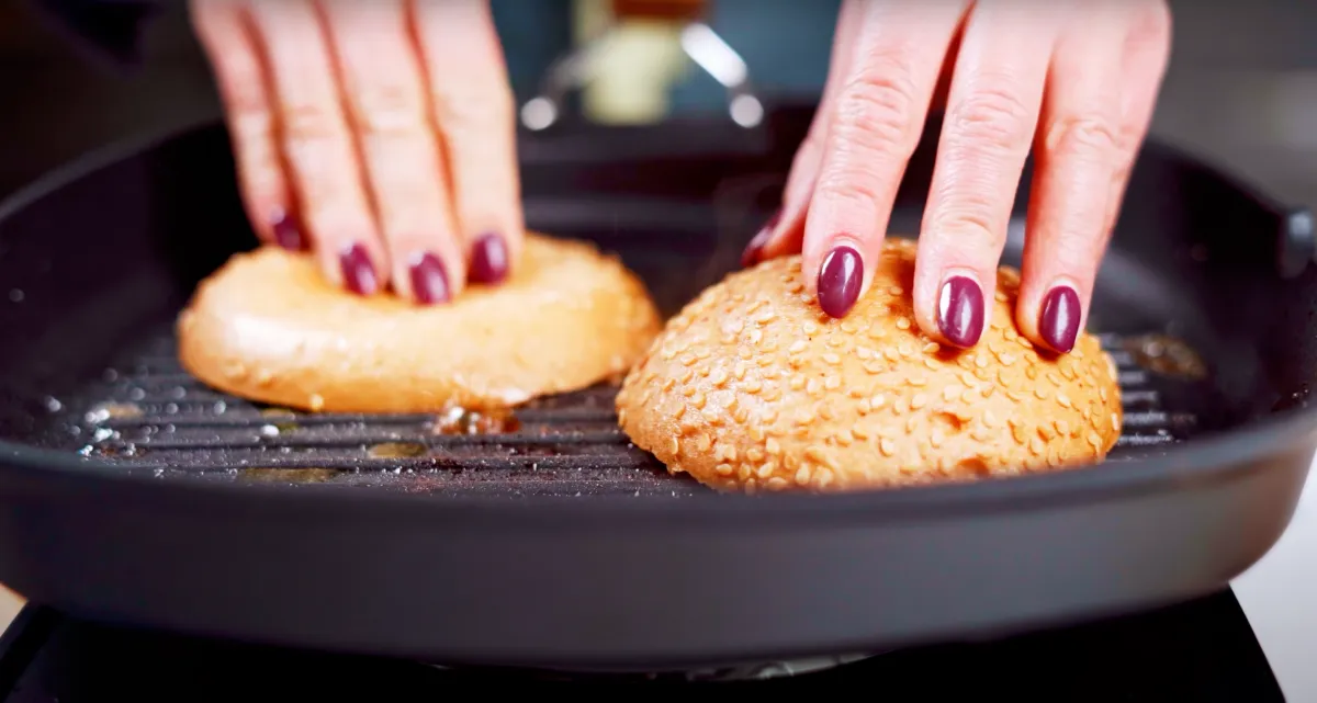 poele a griller tranches de pain burger huile d olive cuisson