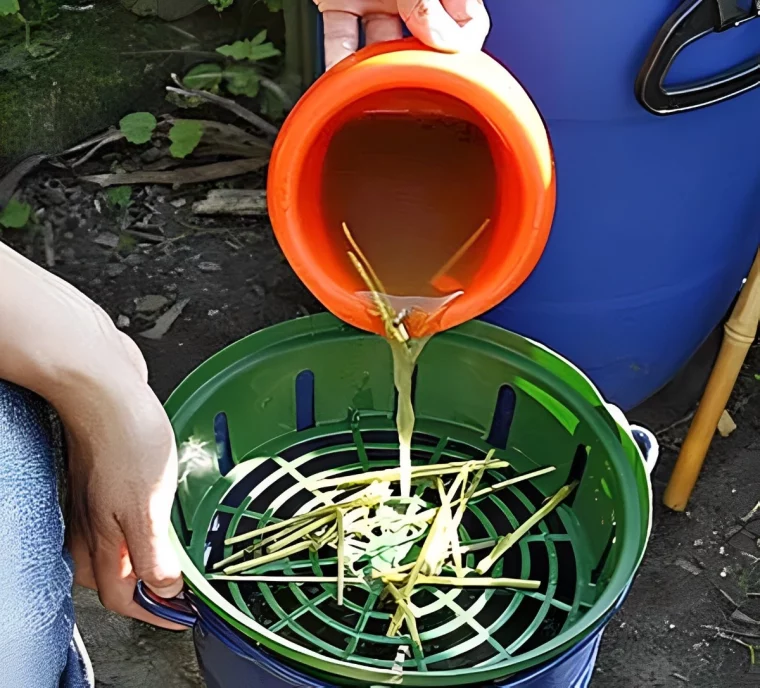 purin d ortie liquide dans un recipient orange filtre avec une tremie verte