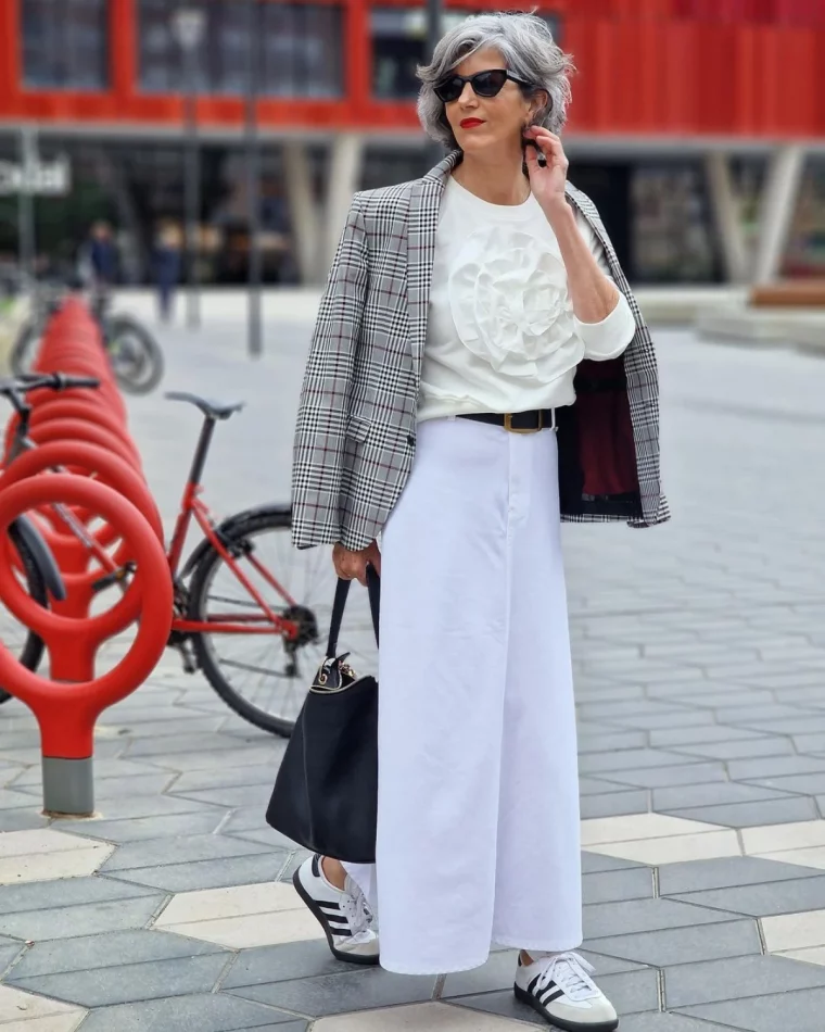 quelle tenue pour baskets blanches jupe blanche veste femme 60 ans