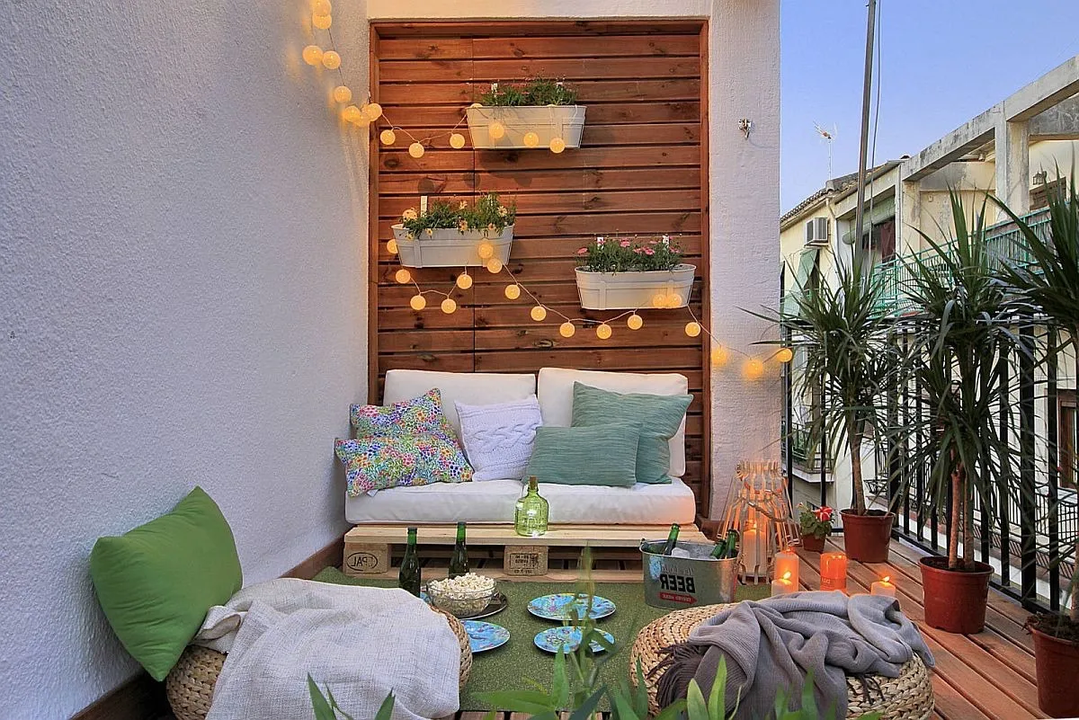 rangement mur jardiniere suspendue guirlande lumineuse deco petite terrasse plantes