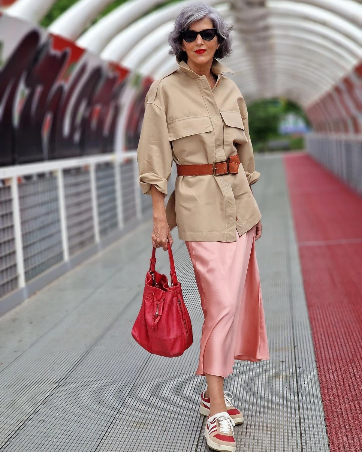 retro baskets jupe rose veste mode femme 60 ans