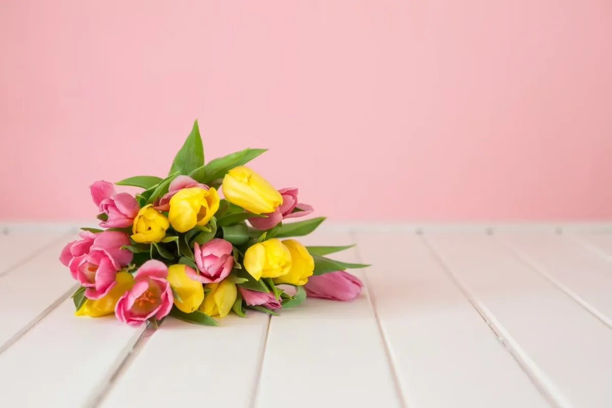 revetement sol planches bois mur rose bouquets de fleurs jaunes et roses