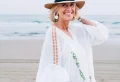 Comment porter une tenue de plage après 45 ans ? Les tendances mode femme été 2023 vues par nos stylistes