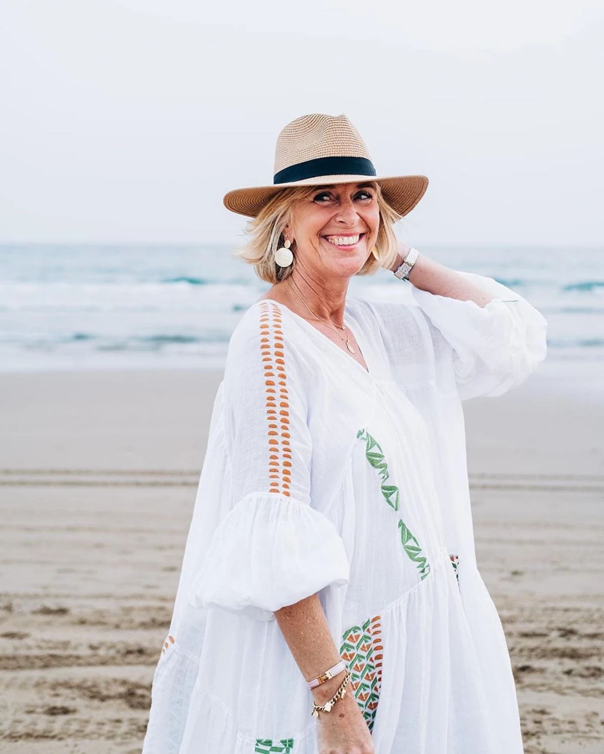 robe blanche boheme pour aller a la plage chapeau femme 60 ans