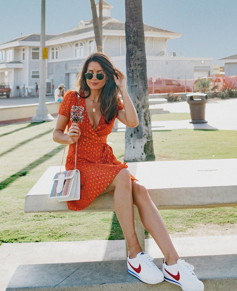 robe rouge d été et baskets quel look été femme moderne