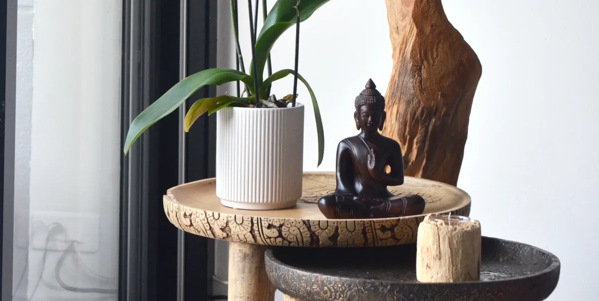 statuette boudha decoration zen coin relax table plateau bois pot orchidee feuilles