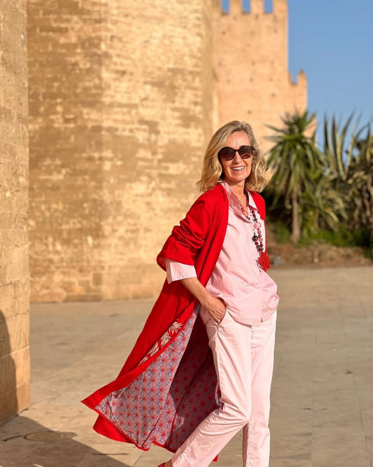 style boheme chic tunique rouge pantalon chemise rose mode femme 60 ans