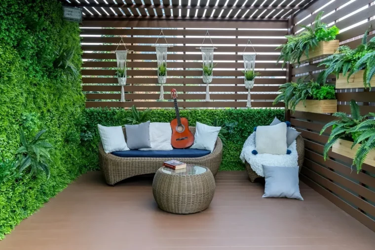 table meuble jardin rotin coussins décoratifs suspensions macramé plantes