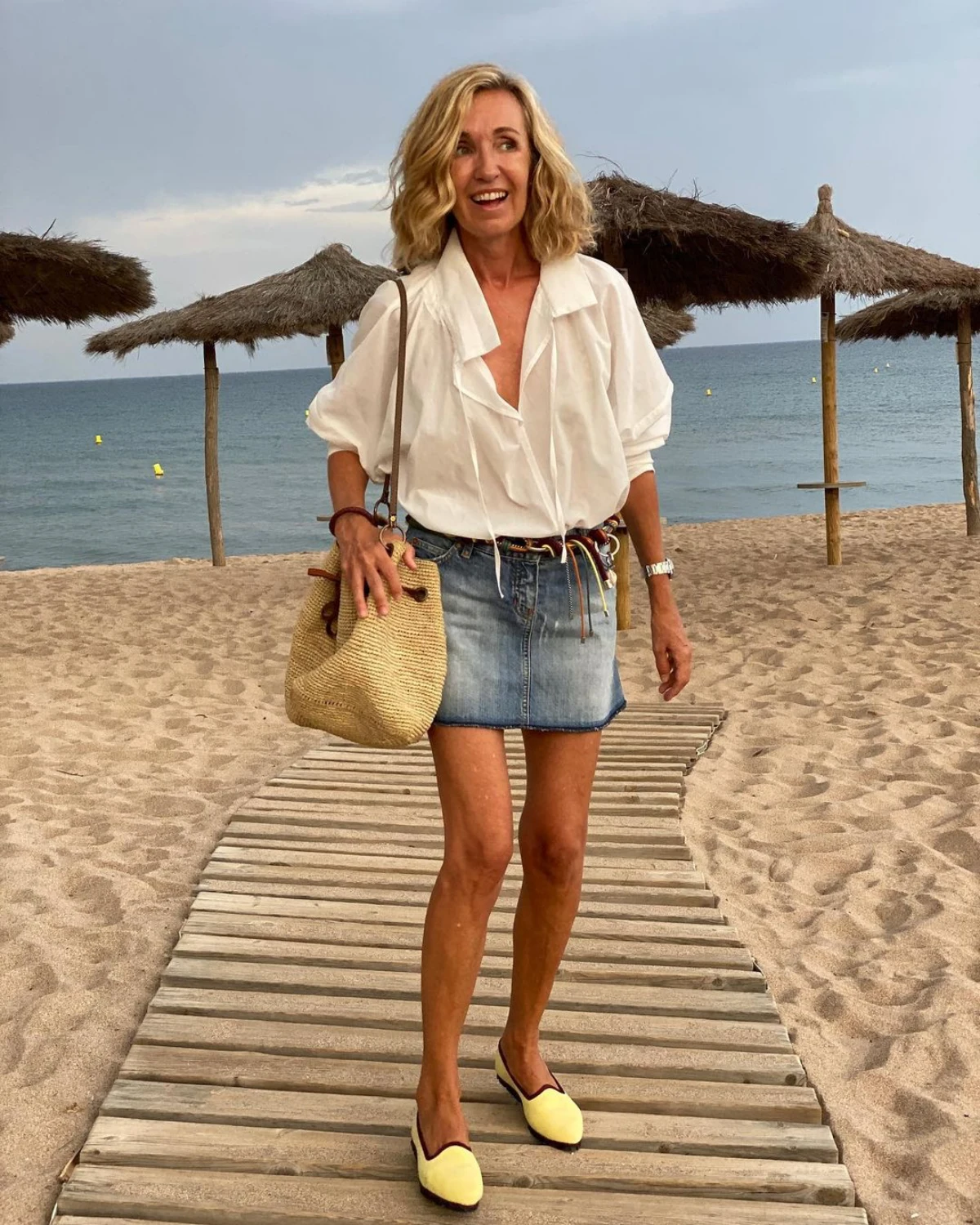 tenue de plage avec une jupe en jean chemiser blanc femme 60 ans