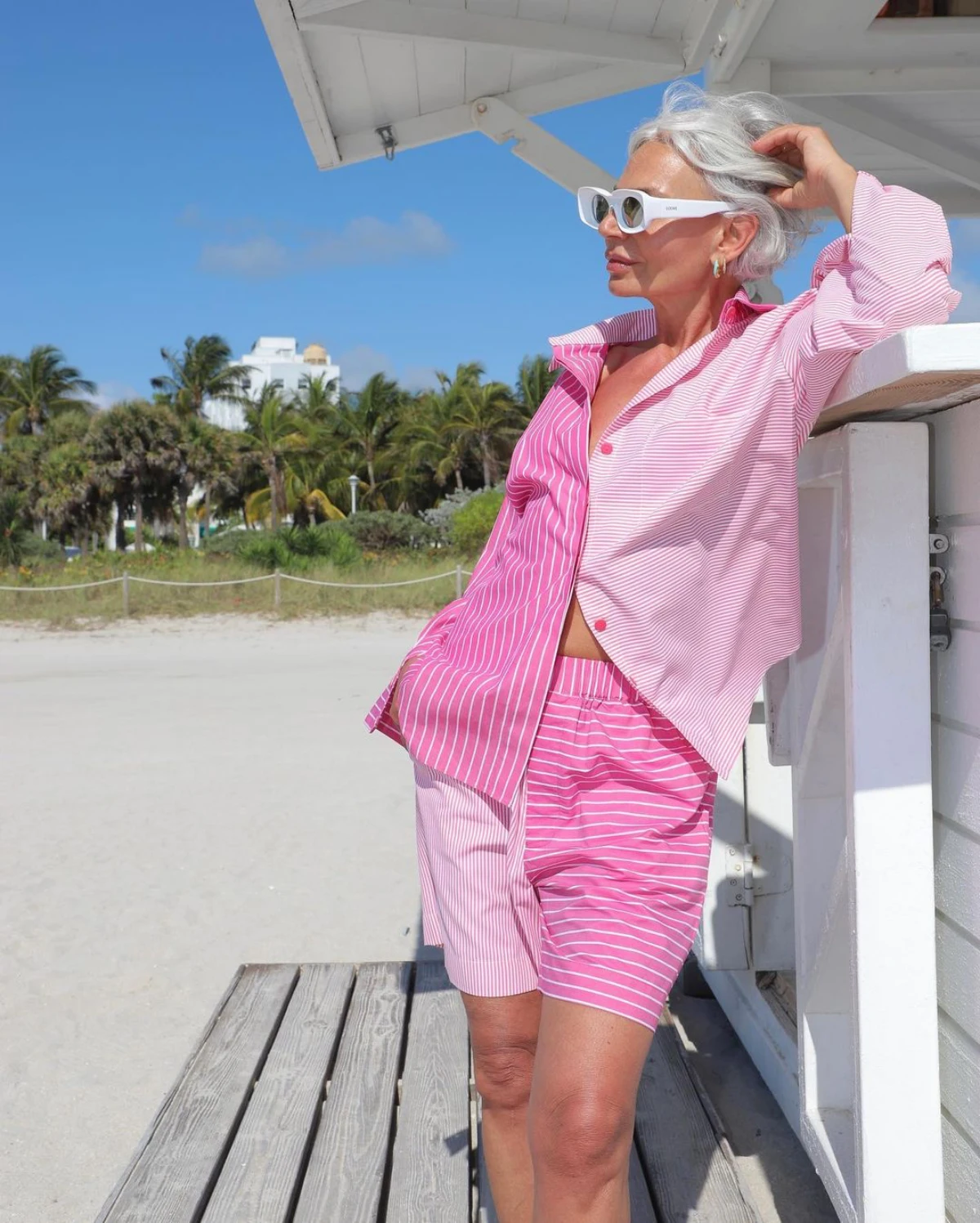 tenue de plage rose chemise et pantalon lunettes de soleil blanche femme 50 ans