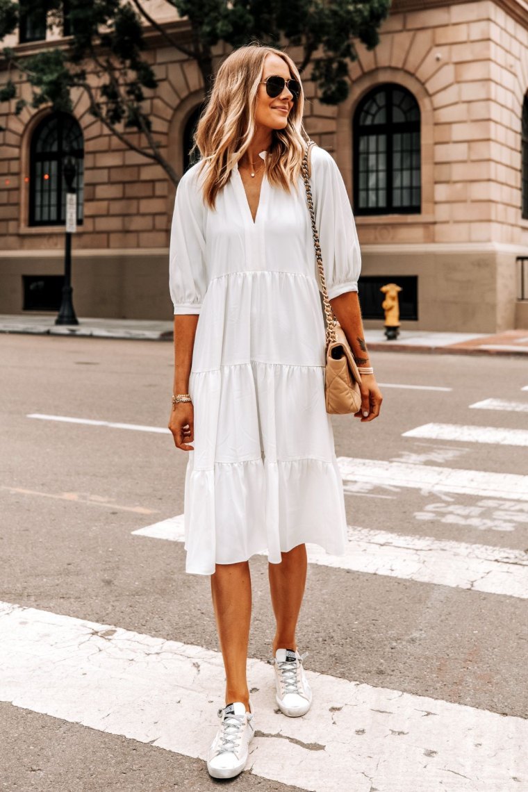 tenue femme chic avec robe boheme blanche et sneakers blancs