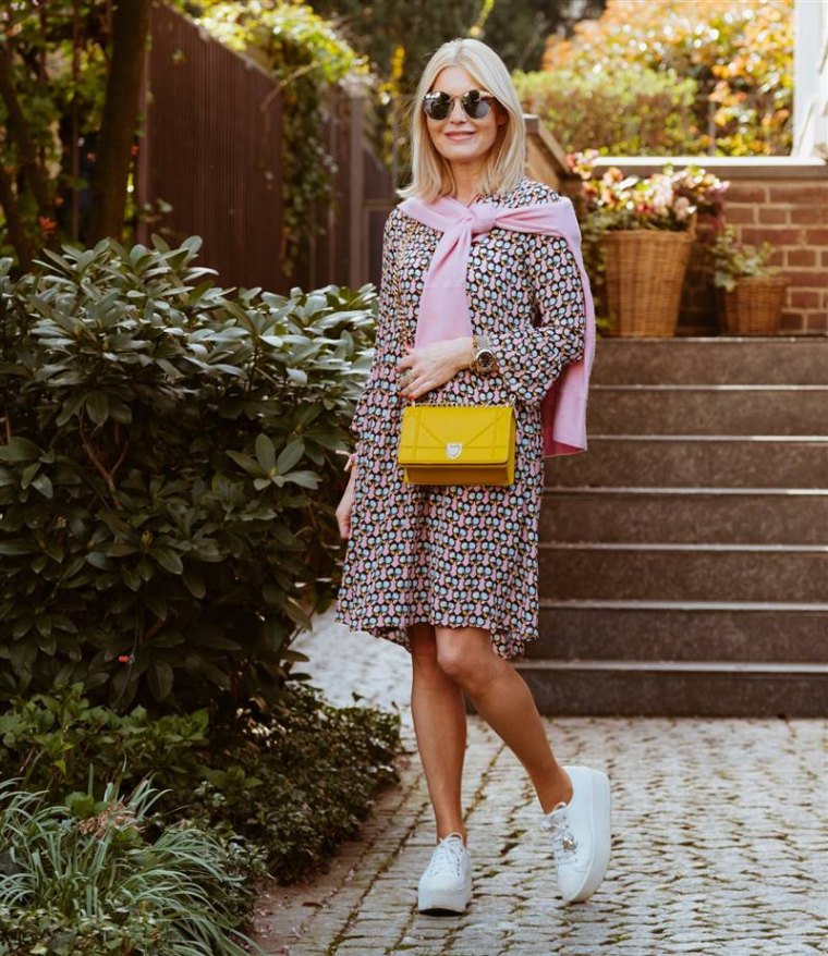 tenue femme chic décontracté robe imprimé avec baskets blanches garde robe idéale femme 60 ans