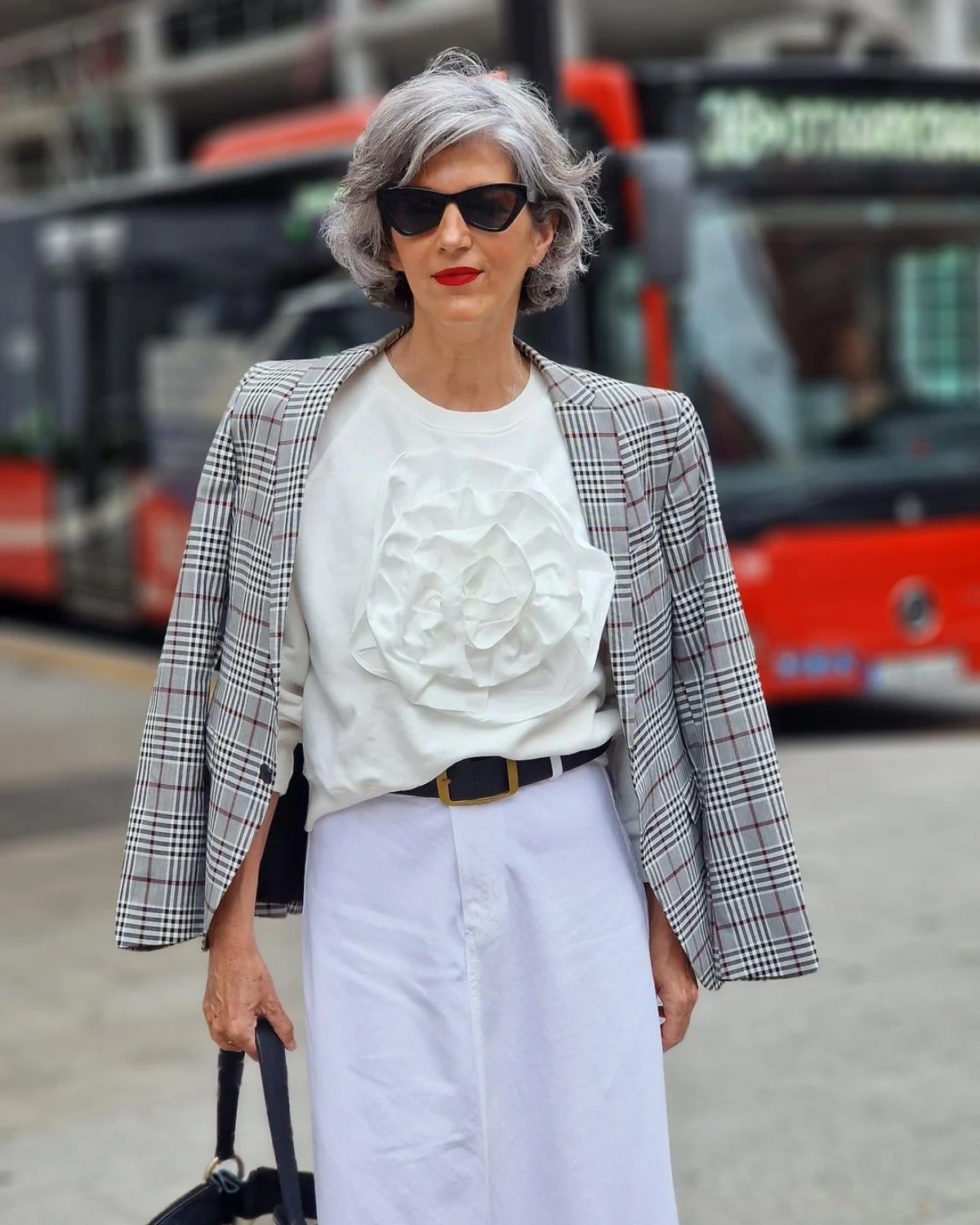 tenue mode femme 60 ans jupe en jean blanche blazer