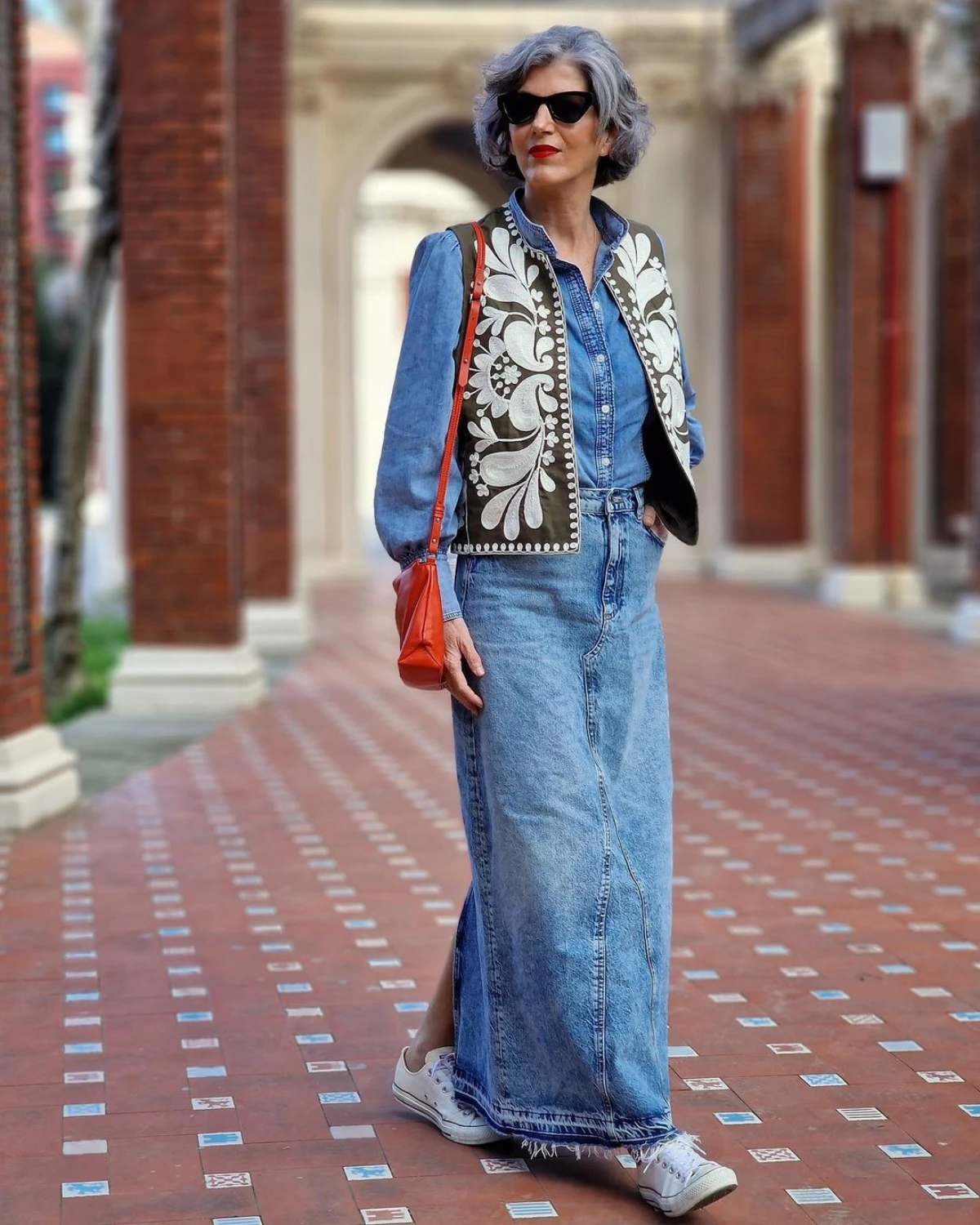 total look denim mode femme 60 ans converses jilet rue