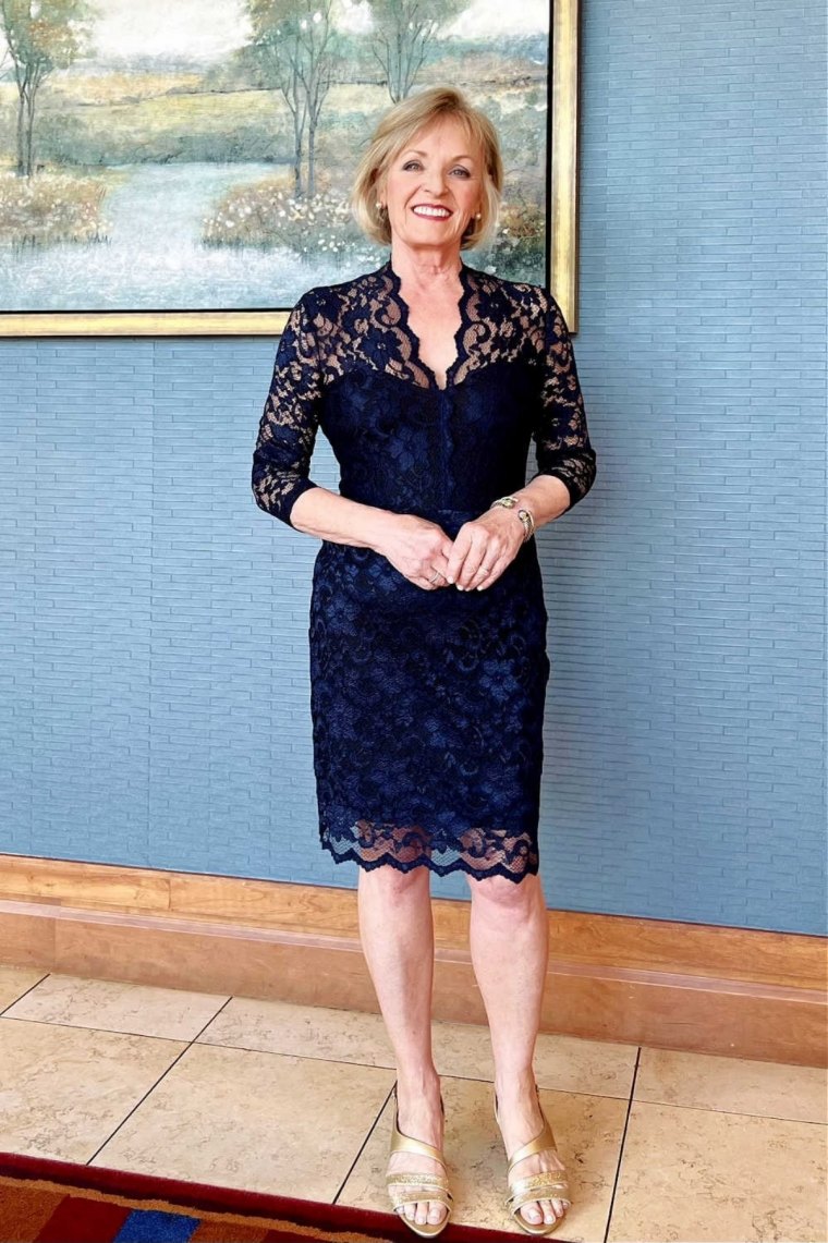 une robe blue en dentelle pour un mariage femme 60 ans