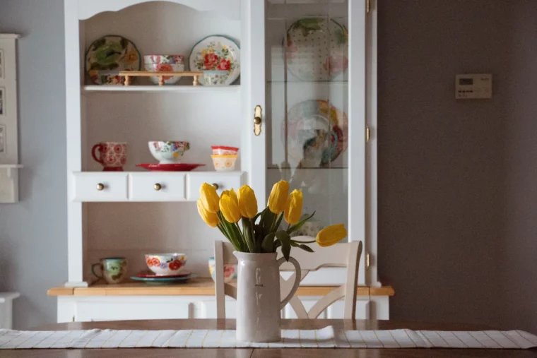 vase blanc tulipes jaunes deco cuisine vintage table bois fonce