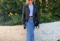 Look jupe en jean-basket : 8 tenues fashionables pour succomber au duo star de ce printemps-été