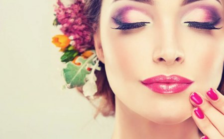 comment affiner ses joues maquillage femme maquillee fleurs dans lescheveux