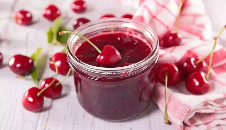 confiture de cerises dans un pot avec cerises entieres comment eviter que la confiture de cerise soit liquide