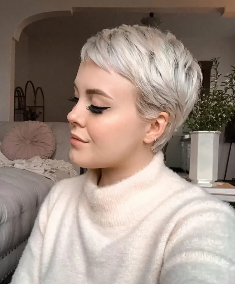 femme coupe pixie cheveux blancs coupe pixie