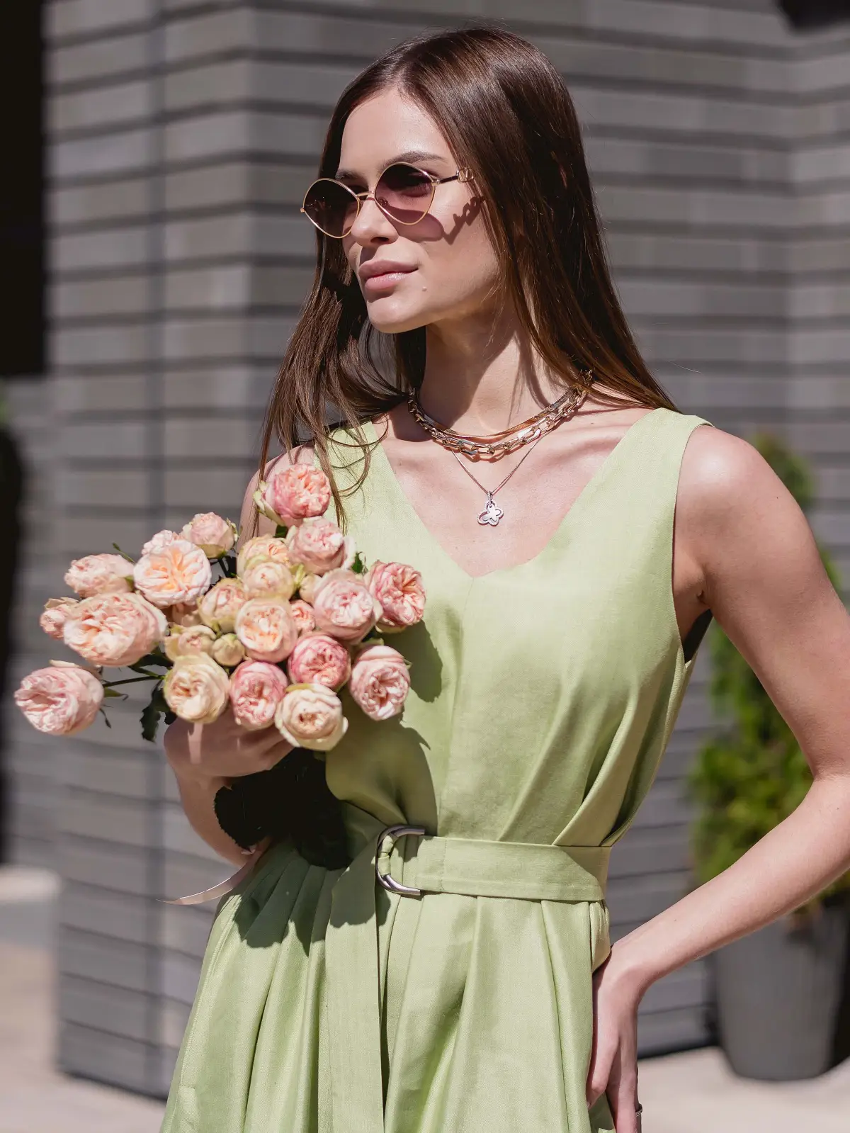 quelle est la mode en 2023 une femme de 40 ans qui porte un bouquet de fleurs