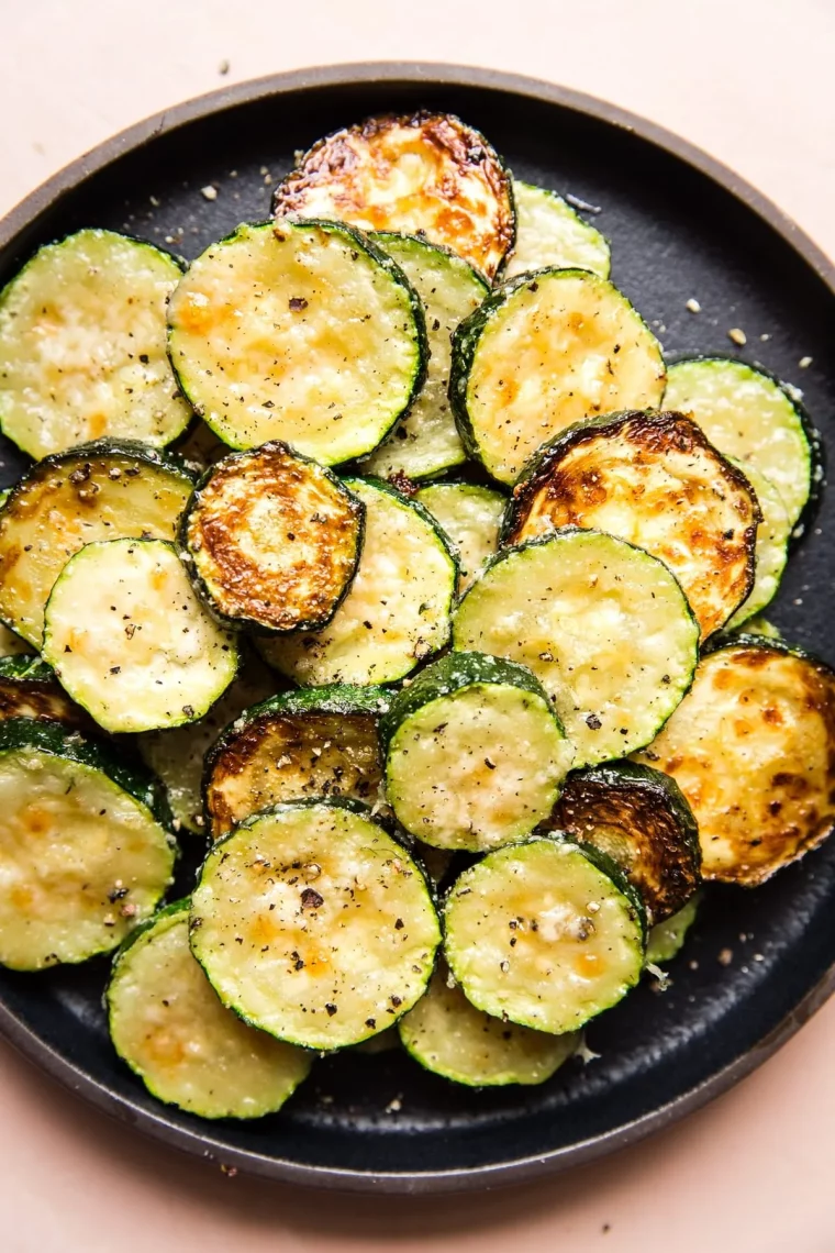 assiette avec des courgettes au four croustillantes et dorées à croquer