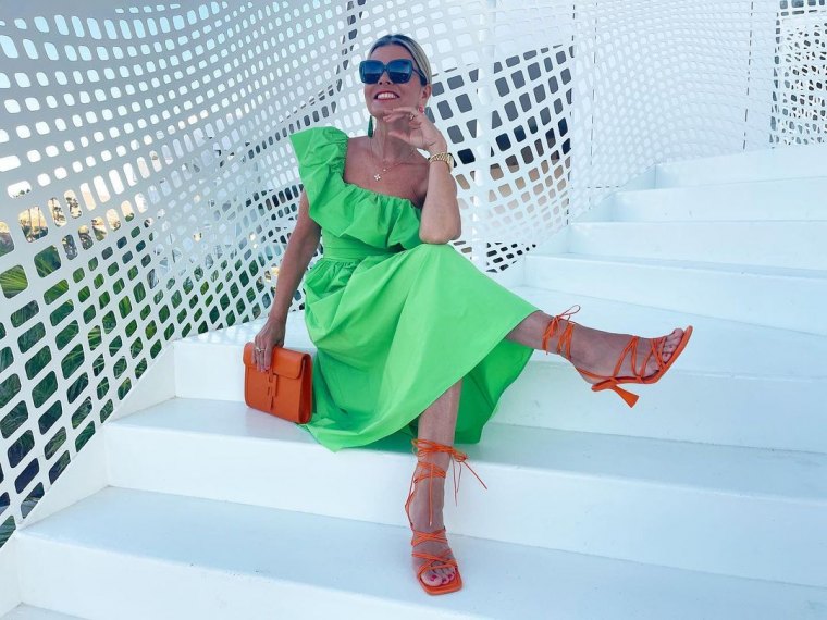 avec quelles chaussures porter une robe pour un mariage orange et vert femme 50 ans