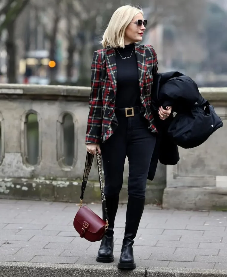 bottines pantalon et top noirs veste en rouge et noir