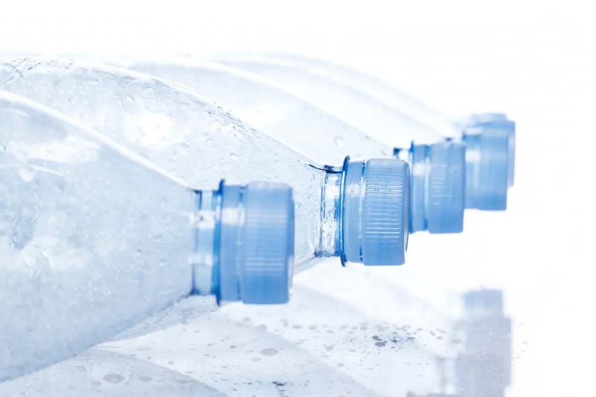 bouteilles glacons eau froide plastique bleue reflets gouttes d eau
