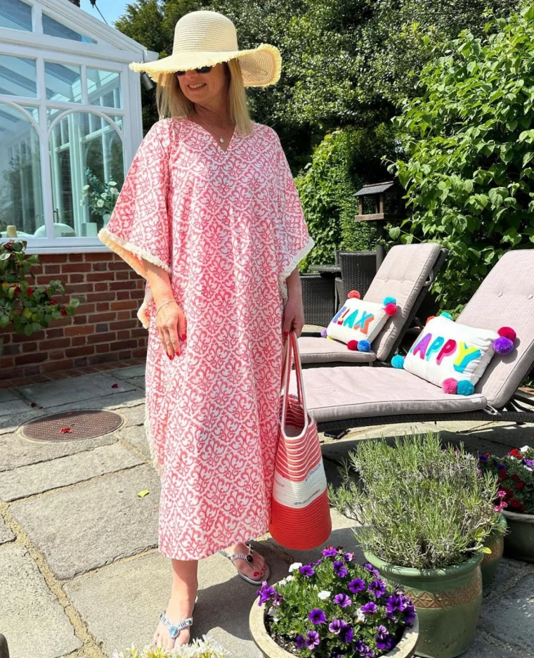 caftan rouge tenue de plage chapeau femme 50 ans