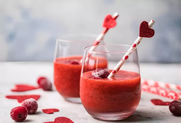 cerises congelées avec une utilisation directe sans decongelation dans un smoothie dans deux verres avec des pailles