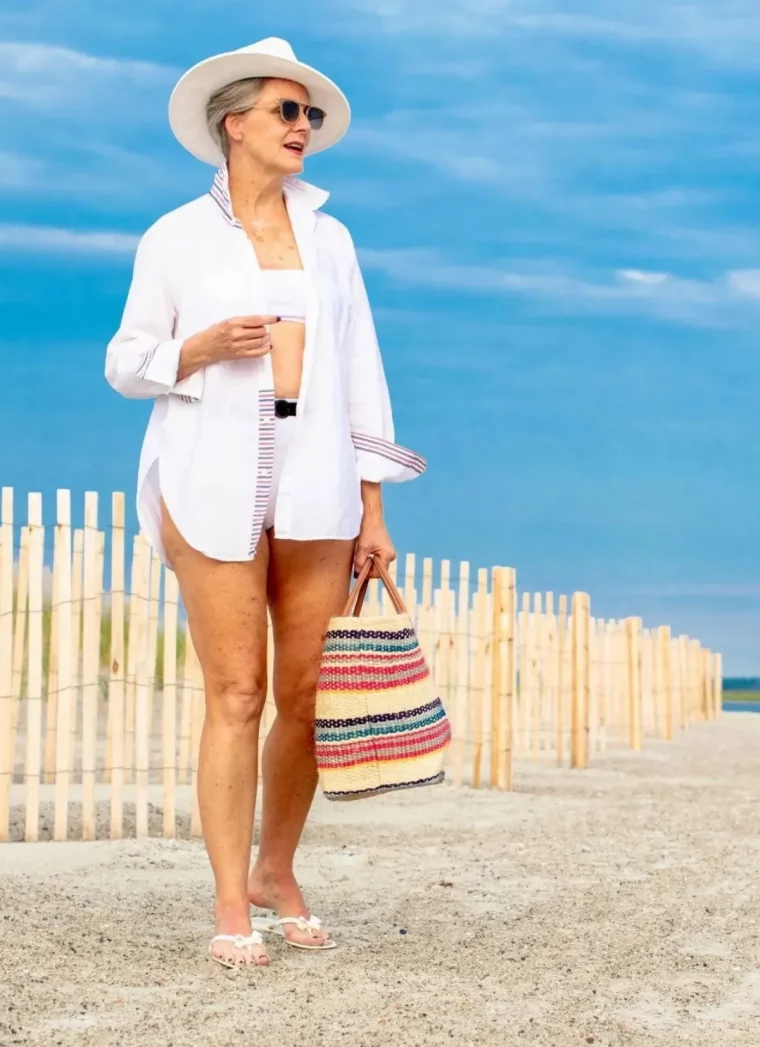 chemisier blanc oversize tenue plage femme apres 60 ans sac colore