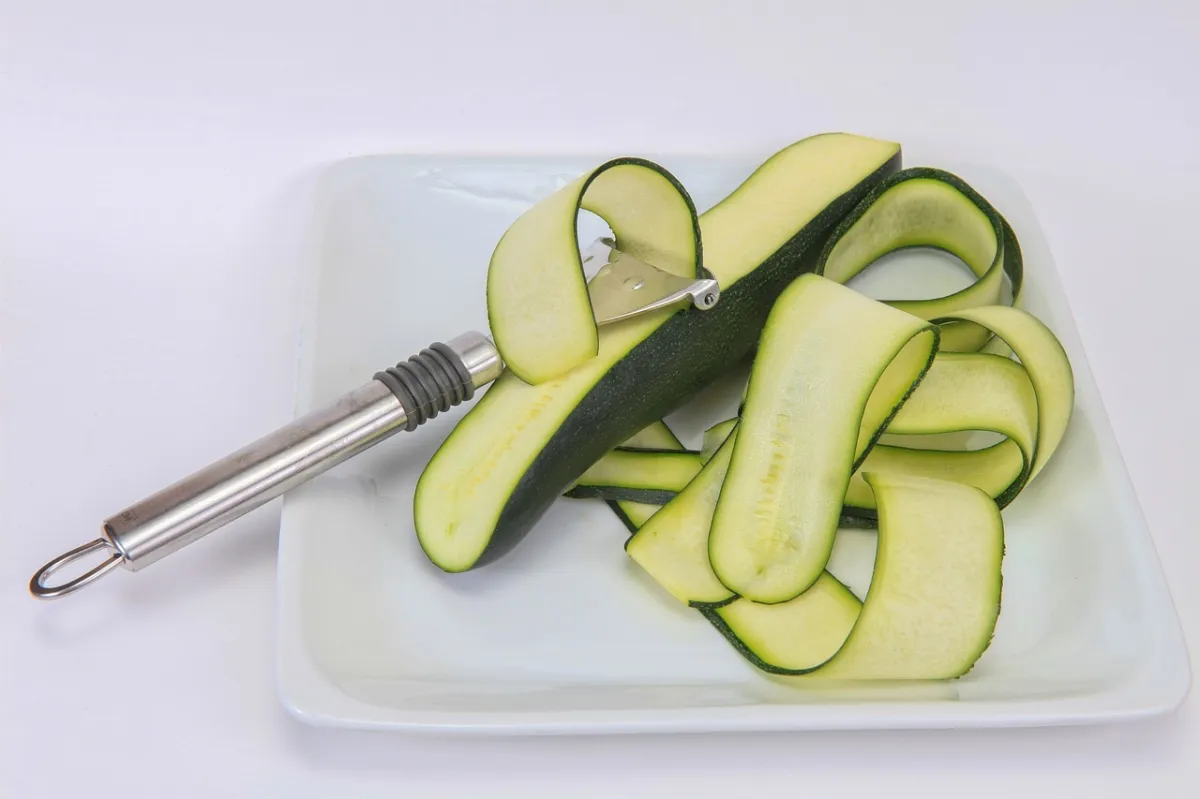comment couper courgette en lanieres epluche legume assiette blanche