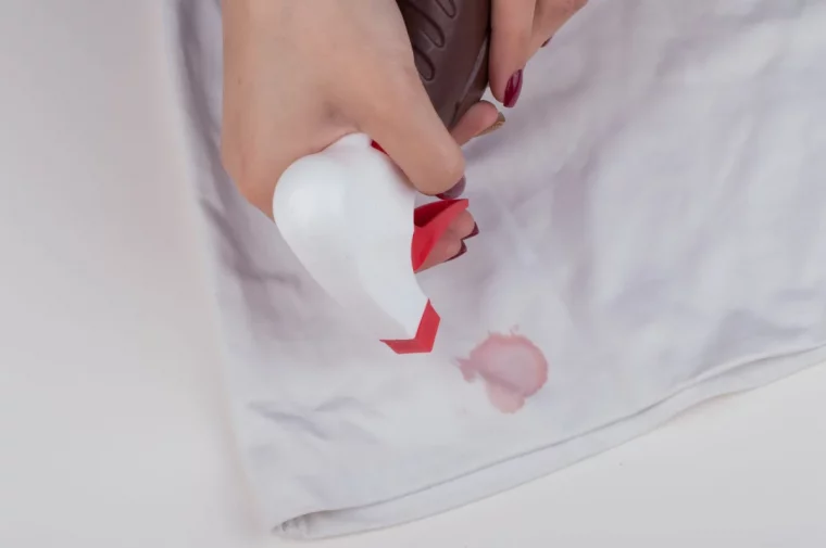 comment enlever une tache de fraise sur un tee shirt astuces