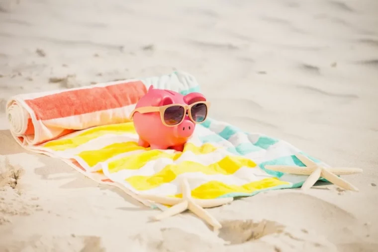 comment faire pour que la chaleur ne rentre pas serviette plage lunettes soleil