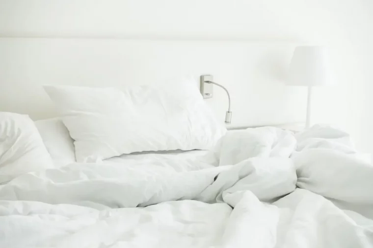 comment ne plus avoir de poussiere dans sa chambre tete de lit cuir blanc