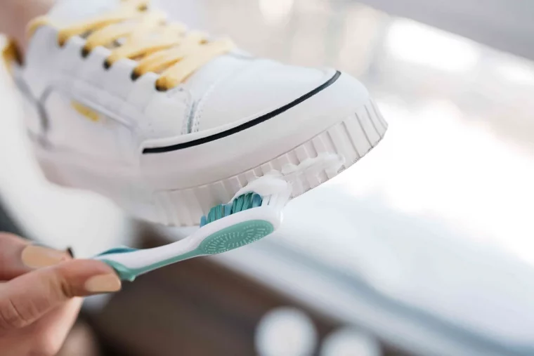 comment nettoyer des baskets blanches de maniere naturelle