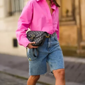 Comment porter le bermuda à 50 ans en 2023 ? Idées de tenues à adopter cet été